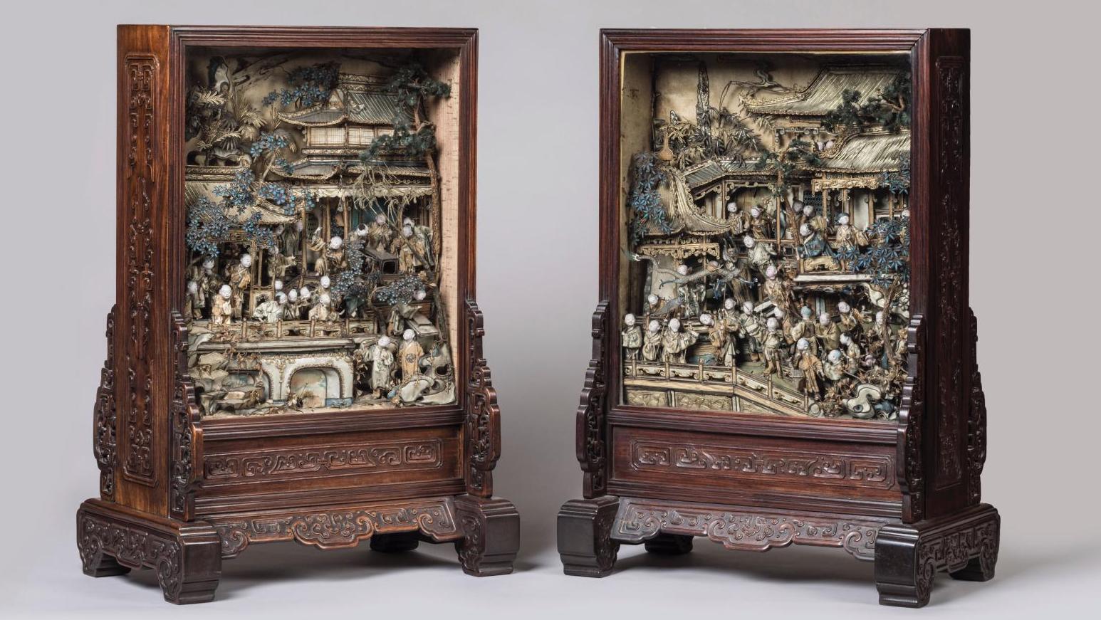 Chine, Canton, fin du XVIIIe siècle. Paire de dioramas en soie polychrome, application... Dioramas chinois de la fin du XVIIIe siècle