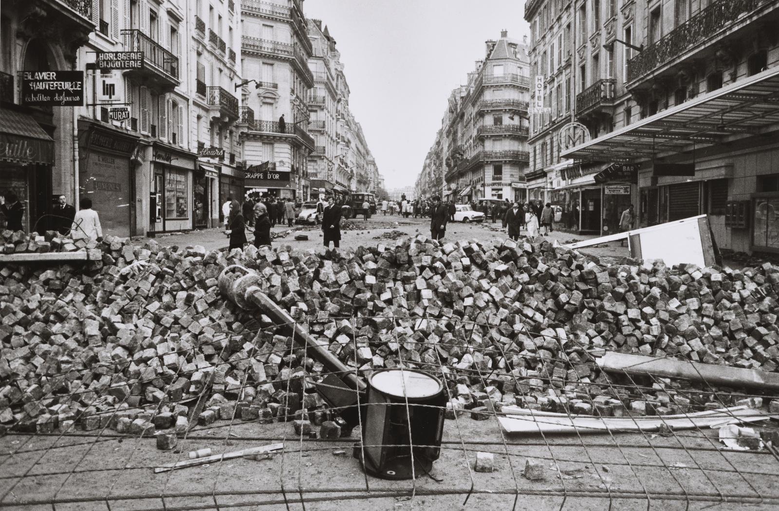 Mai 68, Paris : rue Gay-Lussac, 11 mai. Tirage argentique réalisé par l’auteur lui-même, sur papier baryté ; au dos, légende manuscrite, cachet de l’a