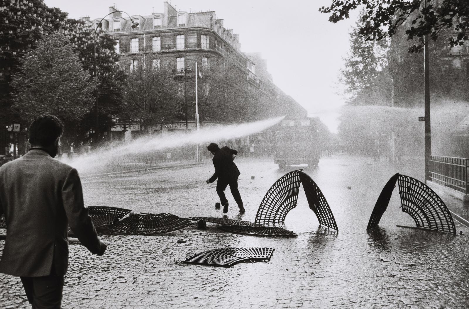 Mai 68, Paris : boulevard Saint-Michel, rue de la Huchette, 23 mai. Tirage argentique réalisé par l’auteur, sur papier baryté ; au dos, légende manusc