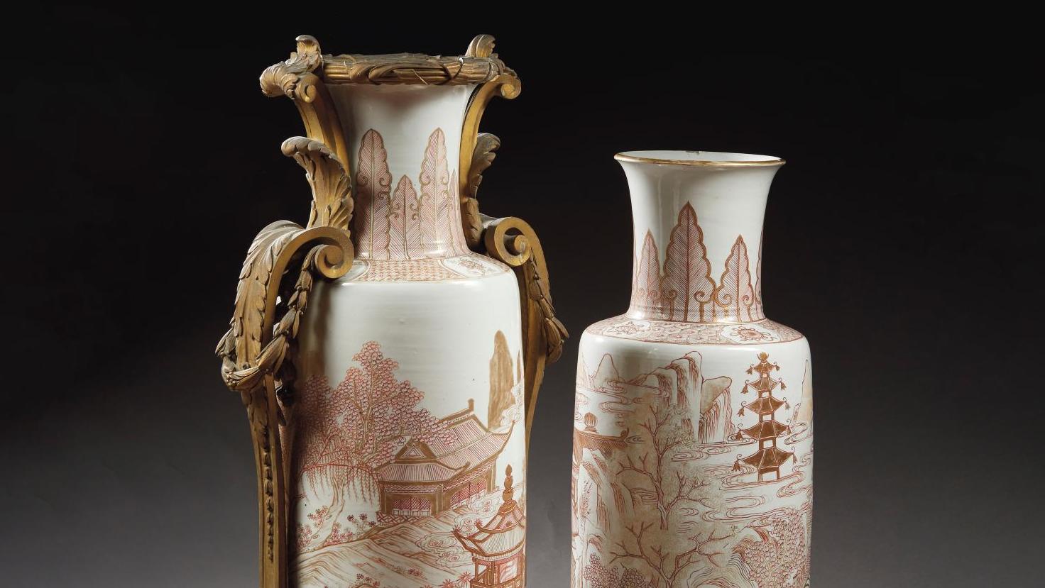 Chine, époque Kangxi (1662-1722). Deux vases rouleau pouvant former paire en porcelaine,... Les greniers d’abondance du château de Mouchy