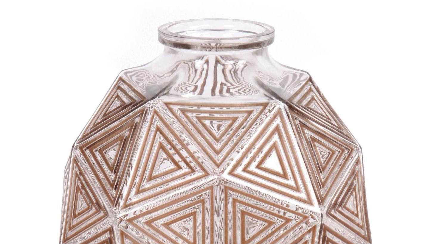 René Lalique (1860-1945), vase Nanking dit aussi «Facettes triangulaires», verre...  Lalique, un vase nommé Nanking... 