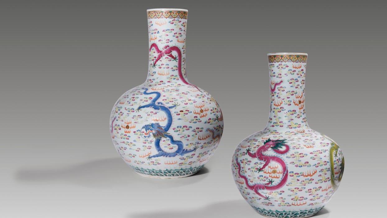 Chine, époque Guangxu (1875-1908). Paire de grands vases «Tianqiuping» en porcelaine... De la Chine impériale  à la Jérusalem de Coypel