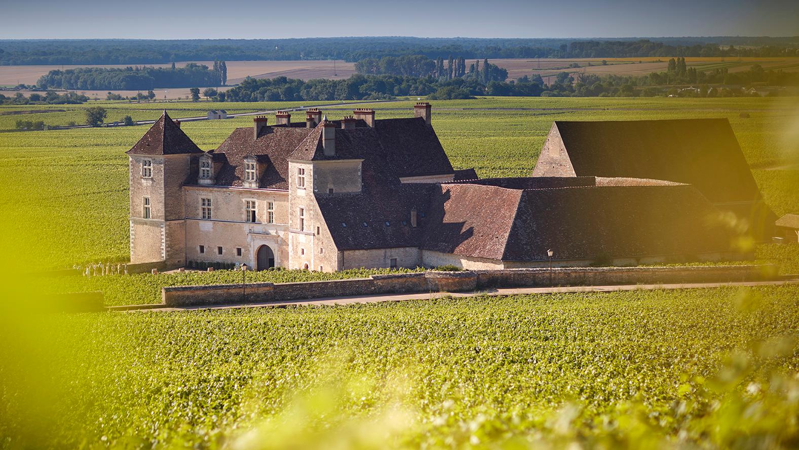 Le château et sa façade Renaissance. © Serge Chapuis Le Clos de Vougeot, un château dans les vignes