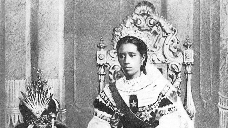 La reine Ranavalona III, dont la couronne du dais a été remise à Madagascar par la... Roselyne Bachelot n’aime pas les experts