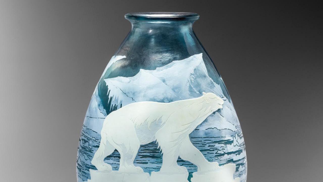 Établissements Gallé, vase Ours polaires en verre multicouche blanc crème opaque... Gallé après Gallé : la peau de l’ours blanc