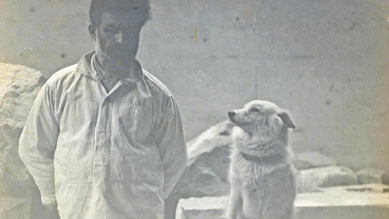 Constantin Brancusi (1876-1957), Autoportrait dans son atelier avec son chien Polaire,... Constantin Brancusi, sculpteur d’images 