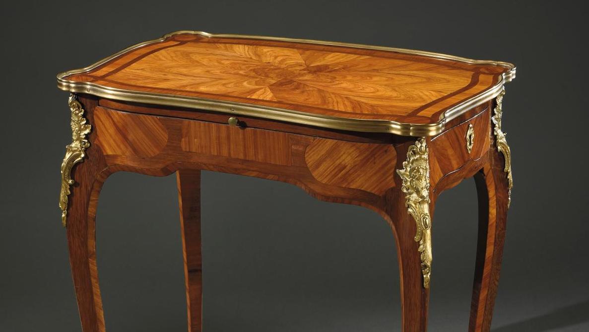 Époque Louis XV, vers 1755-1760. Table à écrire en bois de rose et d’amarante, chutes... L’art de la découpe selon BVRB