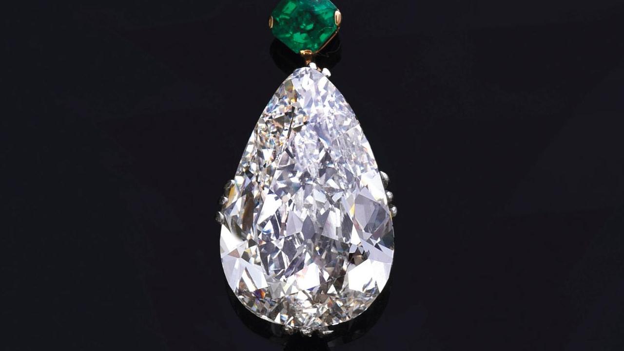 Diamant poire de 7,84 ct, de couleur G et pureté VS2, serti sur un pendentif en deux... Cartier en vert et en blanc