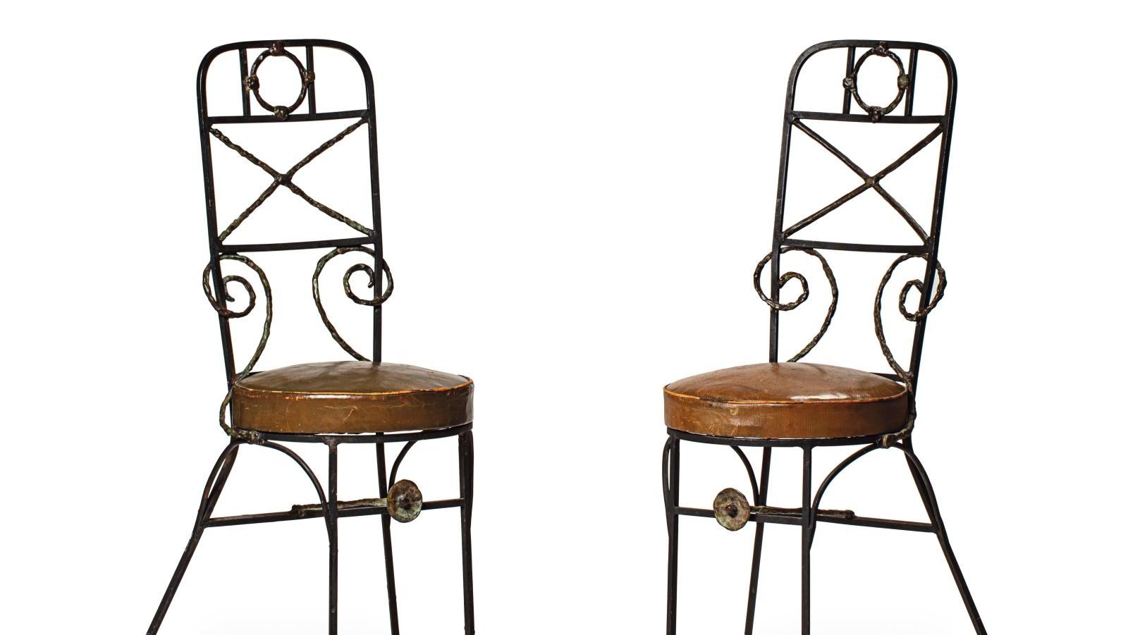 Diego Giacometti (1902-1985), paire de chaises, modèle Maeght en fer noir et bronze... Une indéfectible amitié