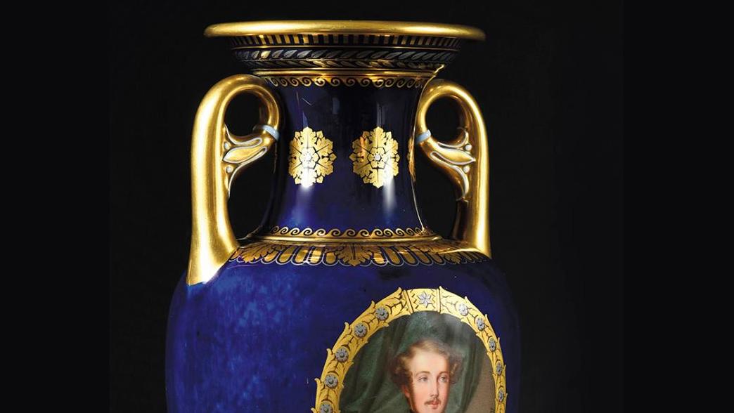 Manufacture de Sèvres, milieu du XIXe siècle, vase en porcelaine dure modèle «Lancel»,... Effigie princière par Sèvres
