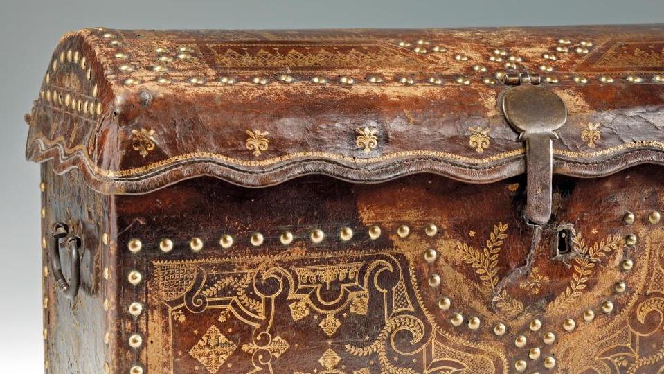 Coffre de voyage aux armes du prince de Condé, époque Louis XIV, fin du XVIIe siècle,... La bonne fortune d’un bagage princier