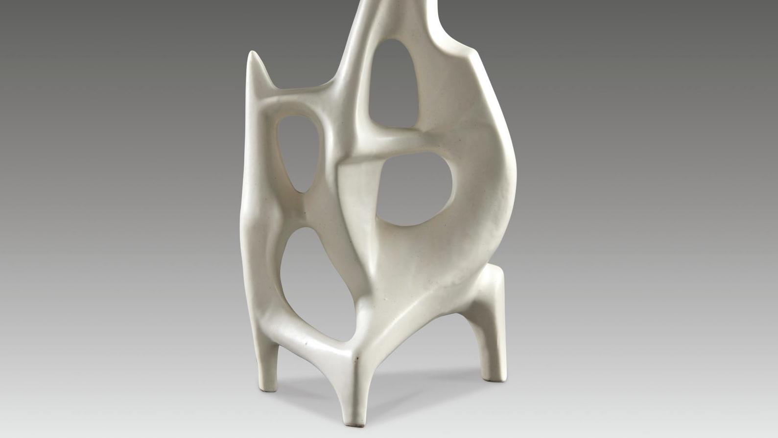 12 640 € Roger Capron,(1922-2006), lampe de forme libre en céramique émaillée blanc,... Cote : Capron, céramiste du Sud