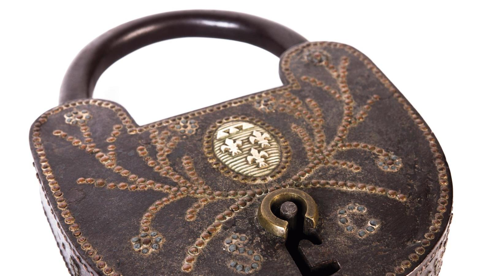 Late 17th-early 18th century, riveted wrought iron padlock, inlaid with brass and... Royal Memories of Saint-Cloud