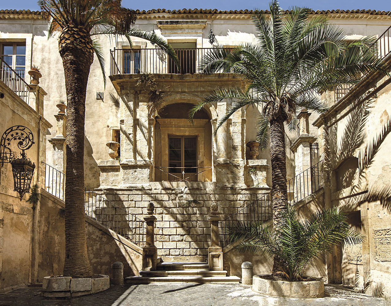 Sa façade néoclassique, sa cour pavée et ses palmiersdonnent au palais Castellucio (1782) des airs de décor d’opéra.© MATTIA AQUILA