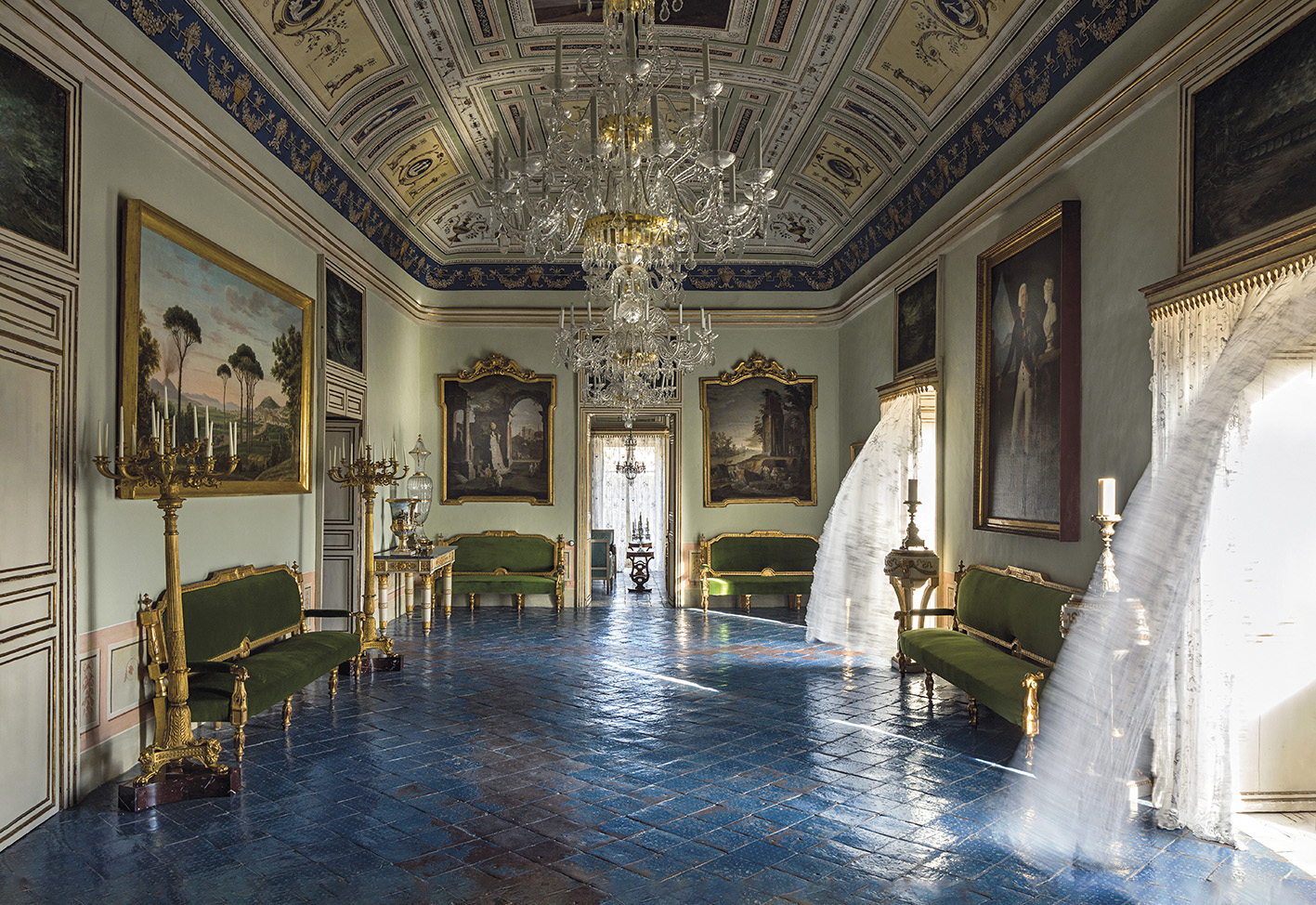 Avec force meubles et tableaux, Jean-Louis Remilleux a recréé l’atmosphère très raffinée d’un palais sicilien de la fin du XVIIIe siècle.©
