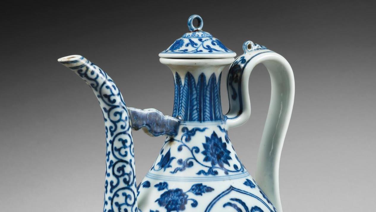 Chine, époque Qianlong (1735-1796). Aiguière couverte en porcelaine décorée en bleu... Une verseuse d’époque Qianlong