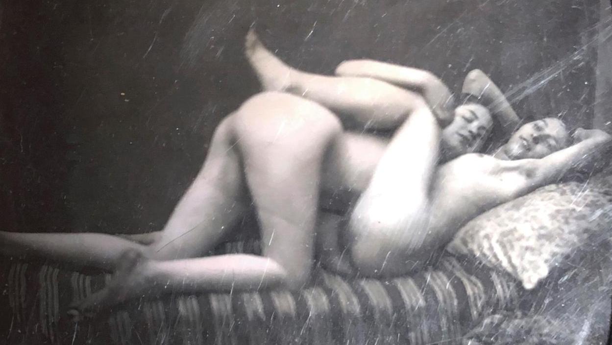 Daguerréotype, Deux jeunes femmes nues allongées et enlacées sur un sofa, l’une souriant... Des daguerréotypes aux photos de Brancusi