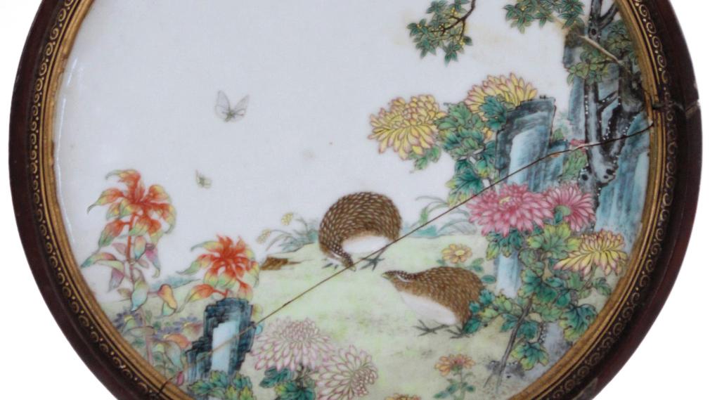 Chine, période Jiaqing (1796-1820). Assiette en porcelaine de la famille rose, avec... Famille rose, période Jiaqing