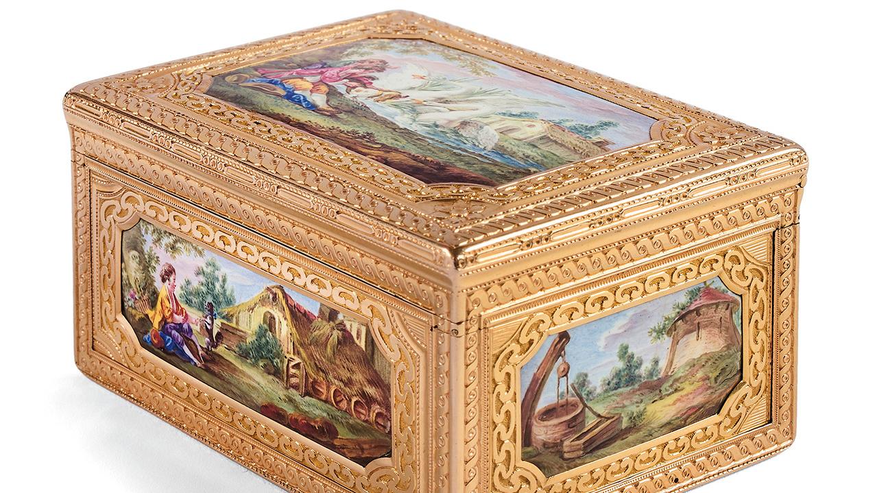 Jean Ducrollay (1734-1761) and Paul Robert, snuffbox in gold and enamel chased on... Noble Snuffboxes by Jean Ducrollay 