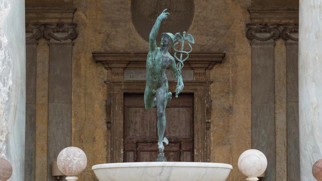 Fonte XIXe du Mercure de Giambologna, devant la façade sur jardin de la villa. ©... Villa Médicis, l’éternelle interrogation