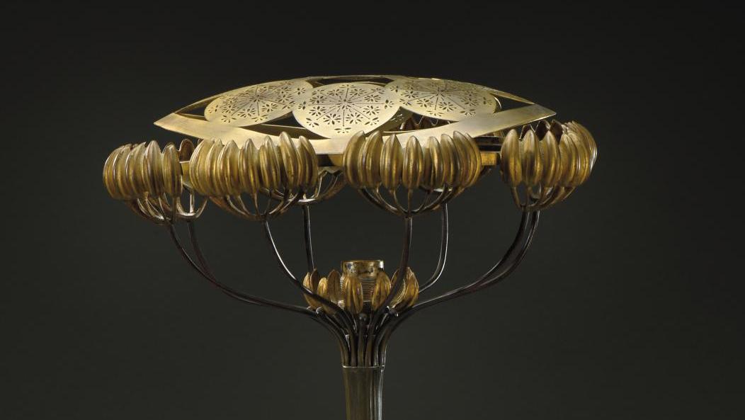 Léo Laporte-Blairsy (1865-1923), L’Ombellifère, lampe de salon, bronze à patine vert-brun,... Le XXe siècle novateur dans ses meubles