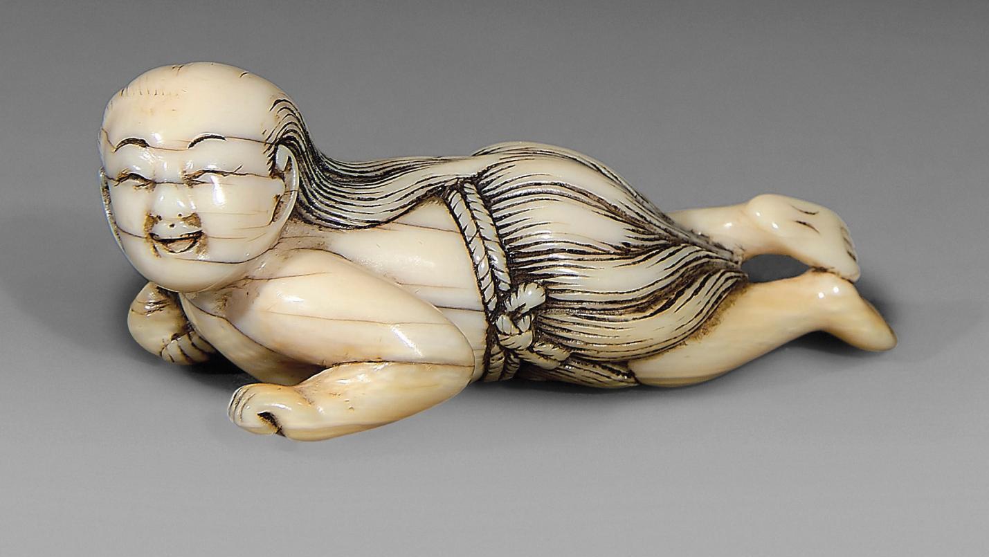 Japon, époque d’Edo (1603-1868), XVIIIe siècle. Netsuke en ivoire, socle en bois,... Un netsuke en forme de plongeuse ama