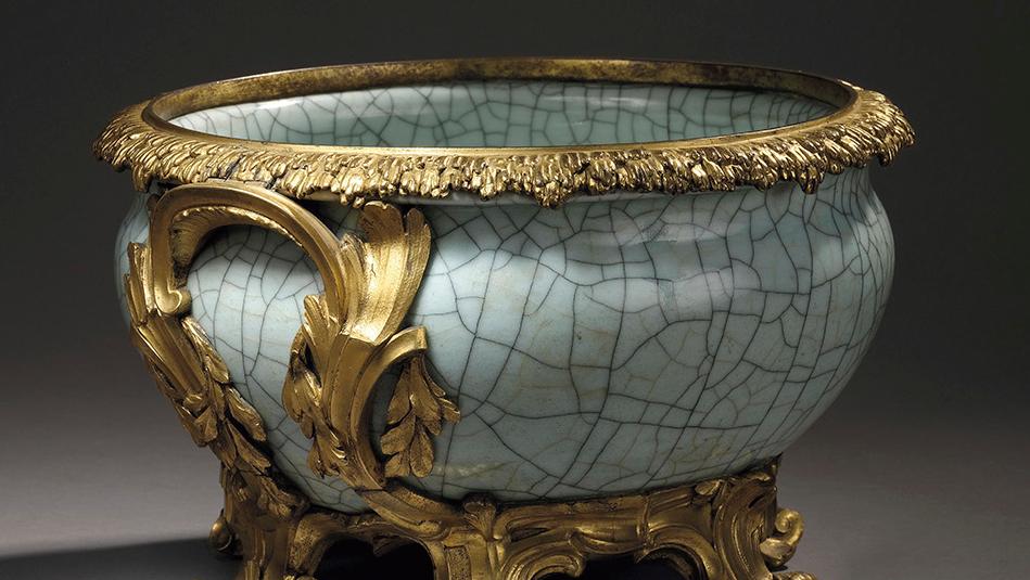 Coupe en céladon vert du XVIIIe siècle à monture en bronze ciselé et doré à décor... Regards sur le XVIIIe siècle