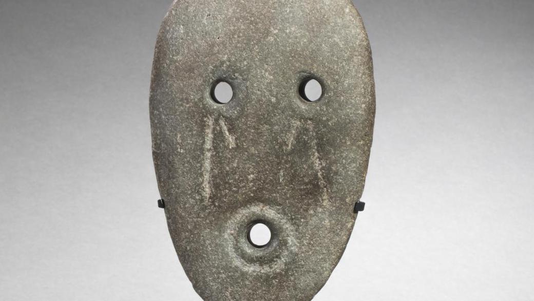 Culture Condorhuasi (500 av.-250 apr. J.-C). Masque humain, pierre grise à patine... La collection Prigogine : traversait les continents en flèche
