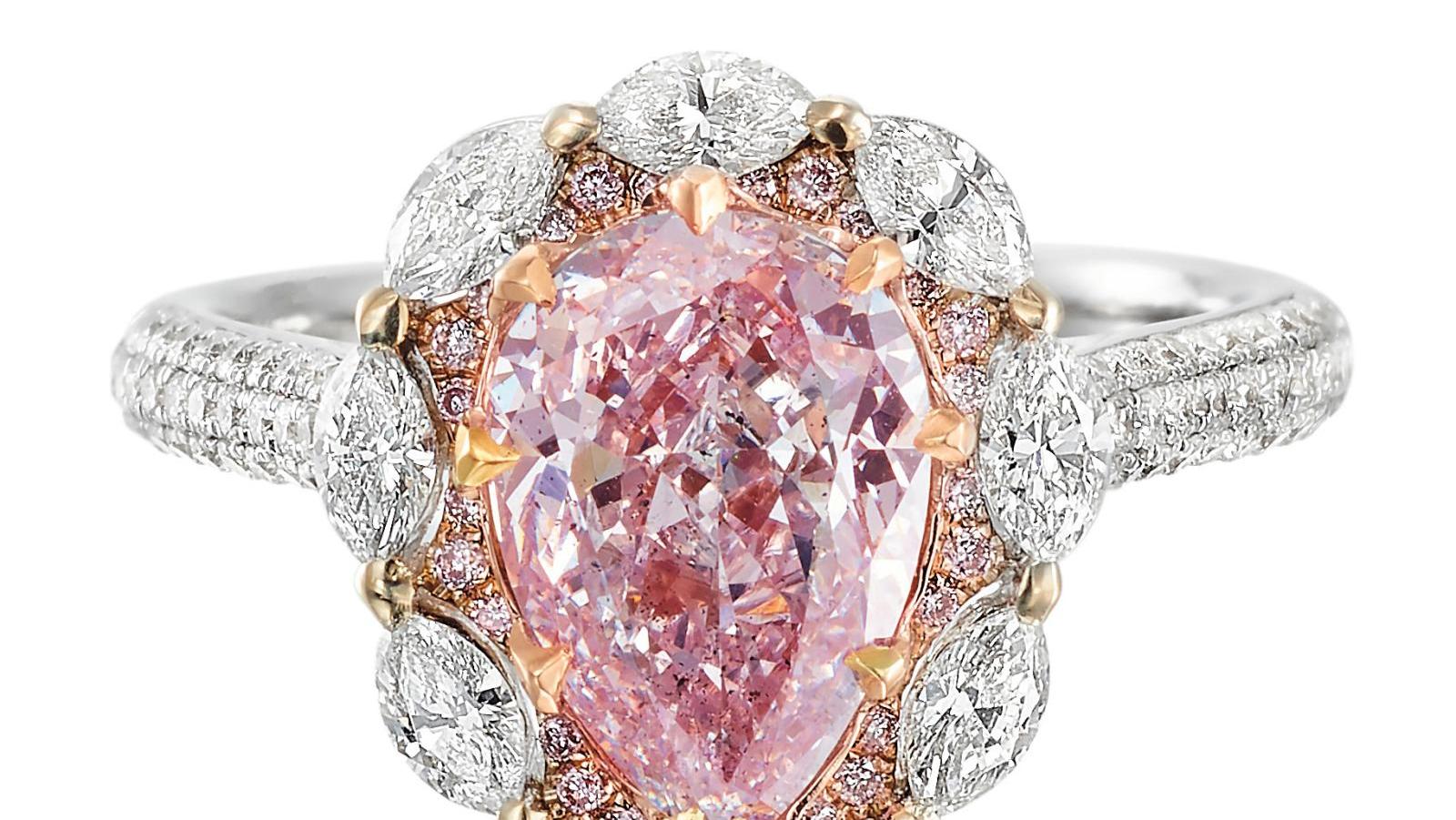 Bague en or bicolore, ornée d’un diamant naturel de couleur rose en forme de poire... 2021, année du rose avec un diamant !