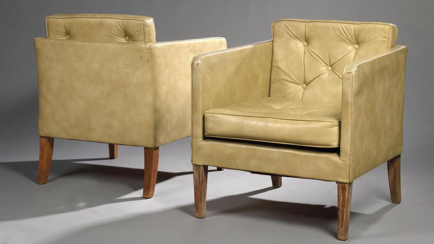 Jean-Michel Frank (1893-1941), paire de fauteuils club recouverts de Skaï beige,... Une créatrice et son intérieur par Frank