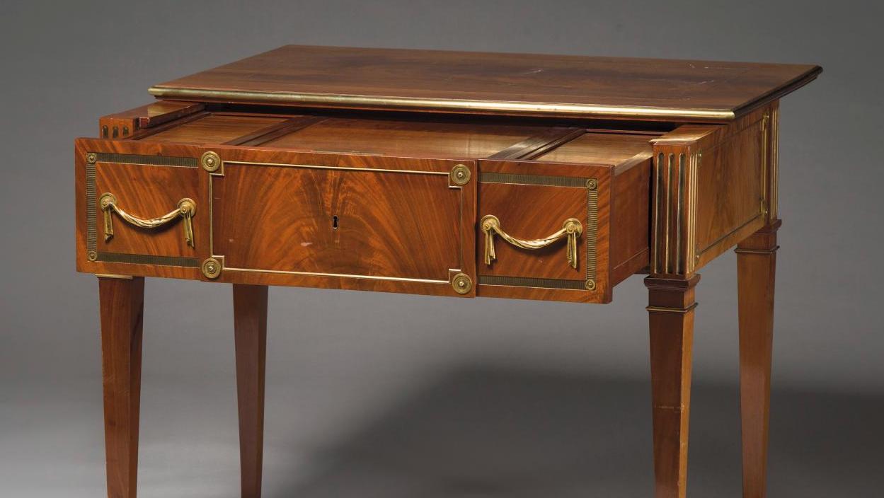 David Roentgen (1743-1807), table à mécanisme en acajou et placage d’acajou flammé,... L’artisan de la transformation