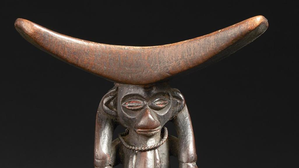Yaka, République démocratique du Congo. Appui-nuque anthropomorphe musaw, bois à... Parler à l’oreille des Yaka