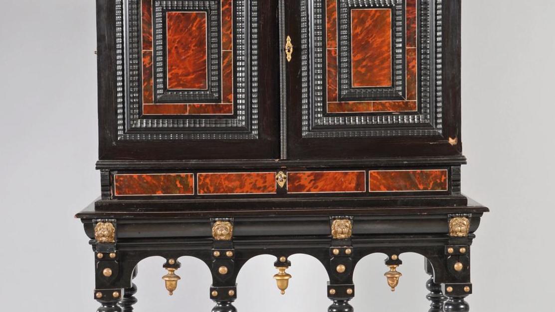 Flandres, XVIIe siècle. Cabinet de voyage, placage d’ébène et d’écaille teinté rouge, piétement... Voyager en beauté avec un cabinet flamand