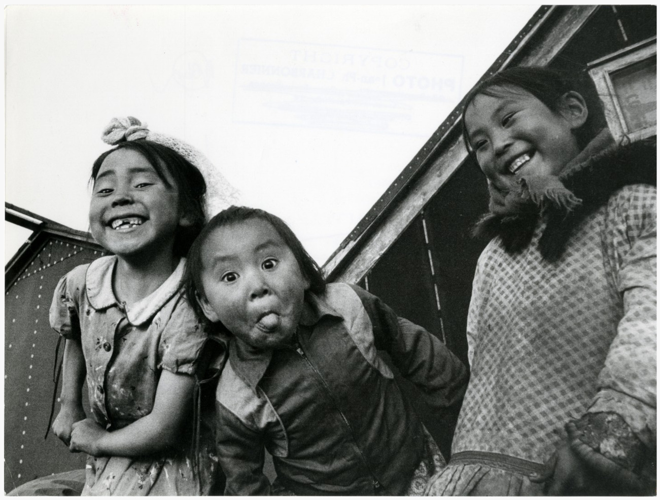 Jean-Philippe Charbonnier, « Alaska », Grimaces, Kotzebue, 1955. Tirage argentique ca. 1975, titré à l’encre, tampons « PHOTO J.P. CHARBON
