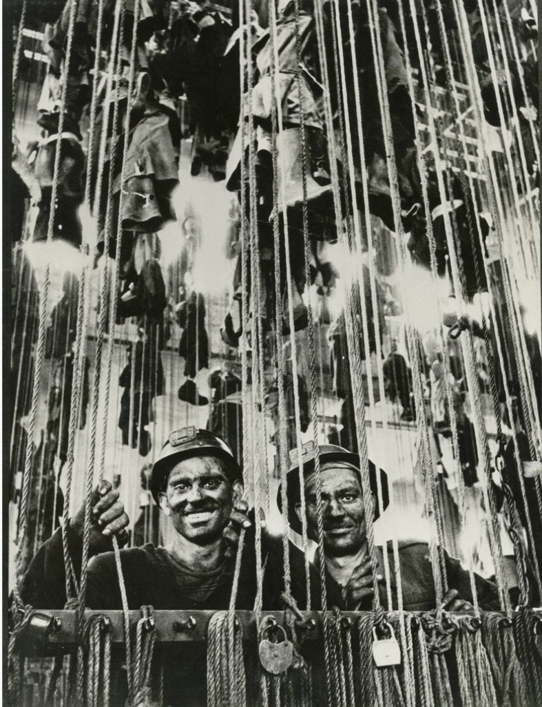 Jean-Philippe Charbonnier, Le vestiaire des mineurs, Lens, 1954.. Tirage argentique ca. 1990, tampon « PHOTO J.P. CHARBONNIER »