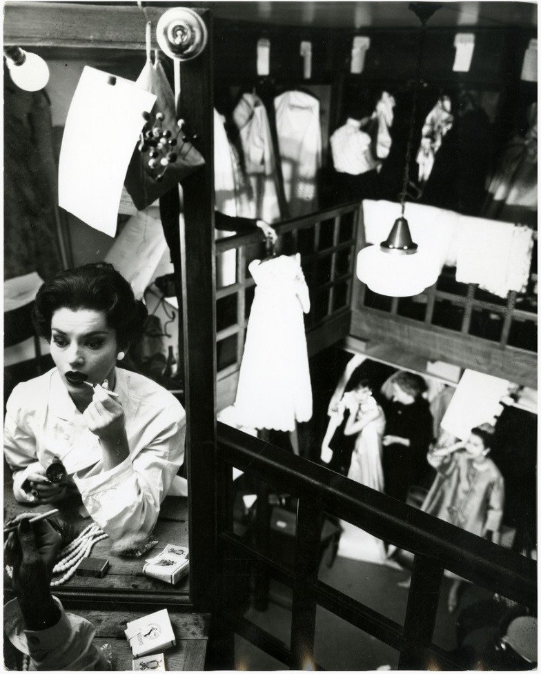 Jean-Philippe Charbonnier, Mannequin dans les coulisses se préparant pour le défilé « Dior », Paris, février 1958.. Tirage argentique d’ép
