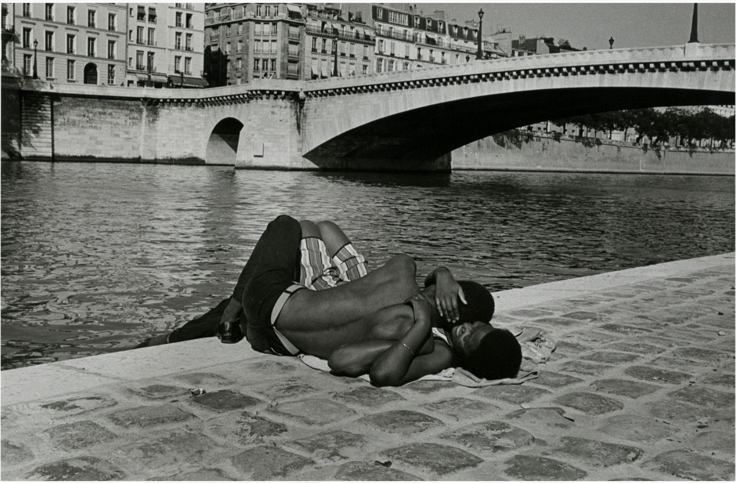 Jean-Philippe Charbonnier, Un arc blanc, un arc noir, quel temps fait-il à Pointe-à-Pitre ? Paris, 1981. Tirage argentique de l’exposition