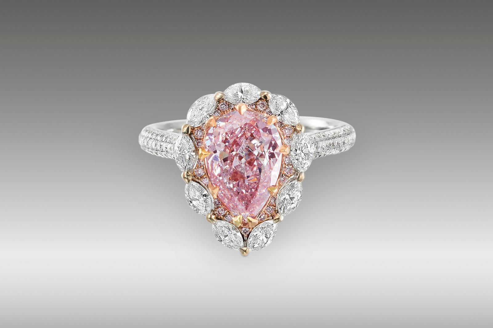 Du côté des écrins (M. De Garo), la star a été, avec 115 450 €, cette bague en or bicolore centrée d’un diamant Fancy Light Purplish Pink.