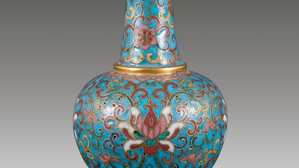 Chine, époque Qianlong. Petit vase de forme bouteille en bronze doré et émaux cloisonnés,... Un vase cloisonné d'époque Qianlong