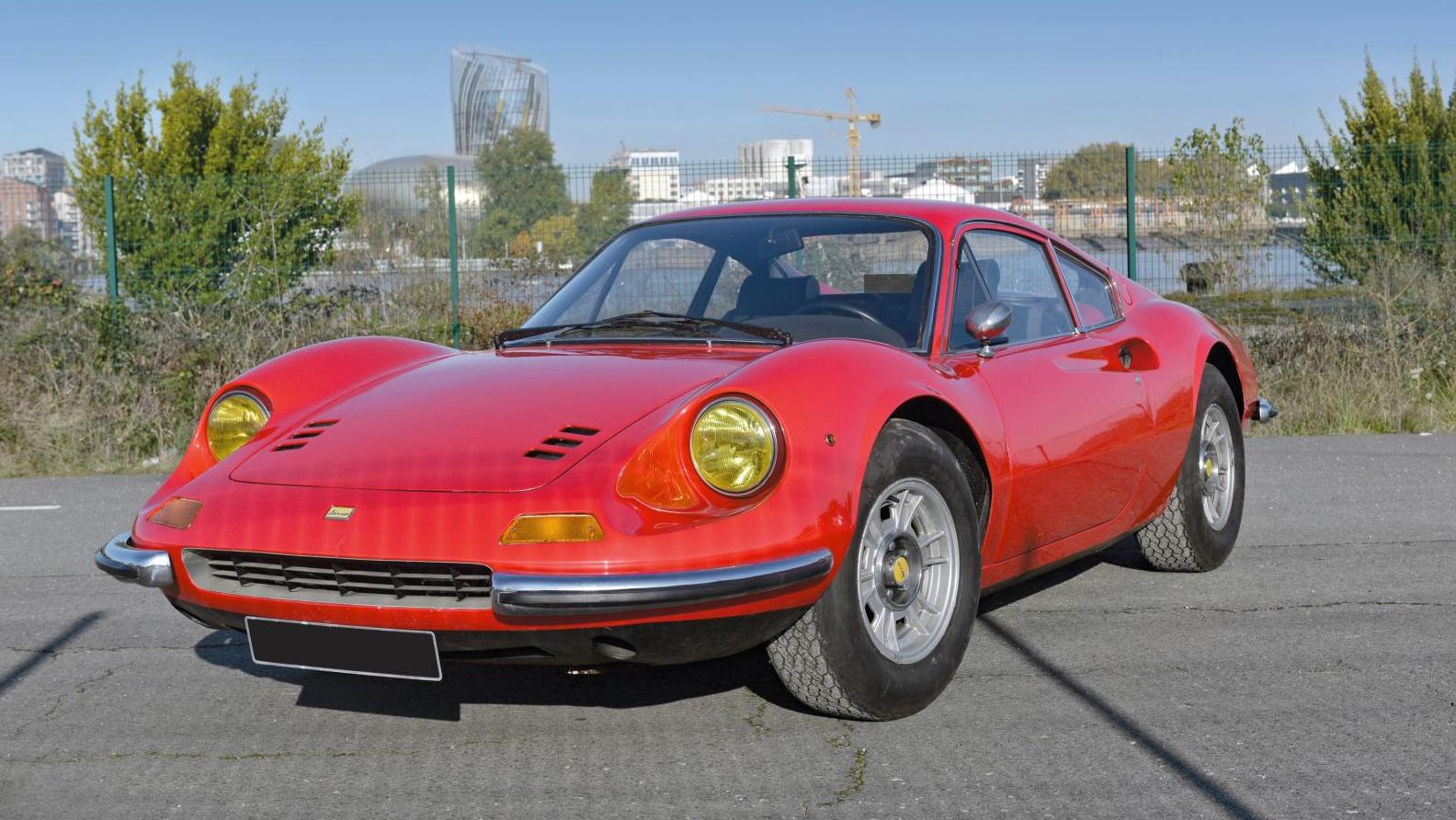 Ferrari Dino 246, moteur 135CS V6 transversal central de 2 418 cm3, trois carburateurs... À Bordeaux, une parade d’automobiles de prestige