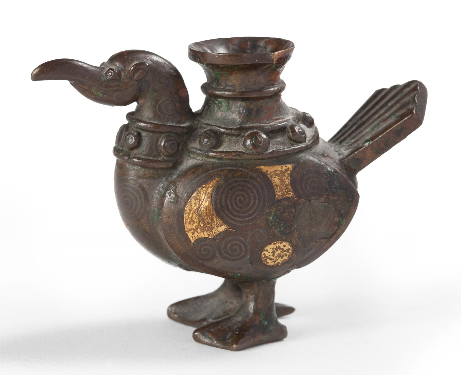 Chine, XIXe siècle. Figurine d’oiseau en bronze à patine brune et taches d’or dans le style archaïque, faisant office de porte-bâton d’encens, h. 6 cm
