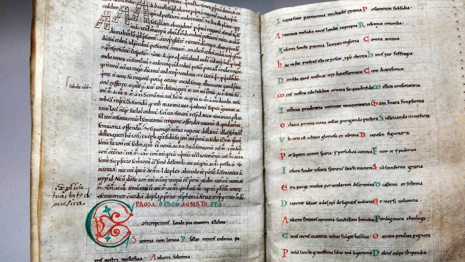 Recueil de manuscrits des XIIe et XIIIe siècles, 135 feuillets sur vélin, provenant... La marée des revendications gagne le mont Saint-Michel