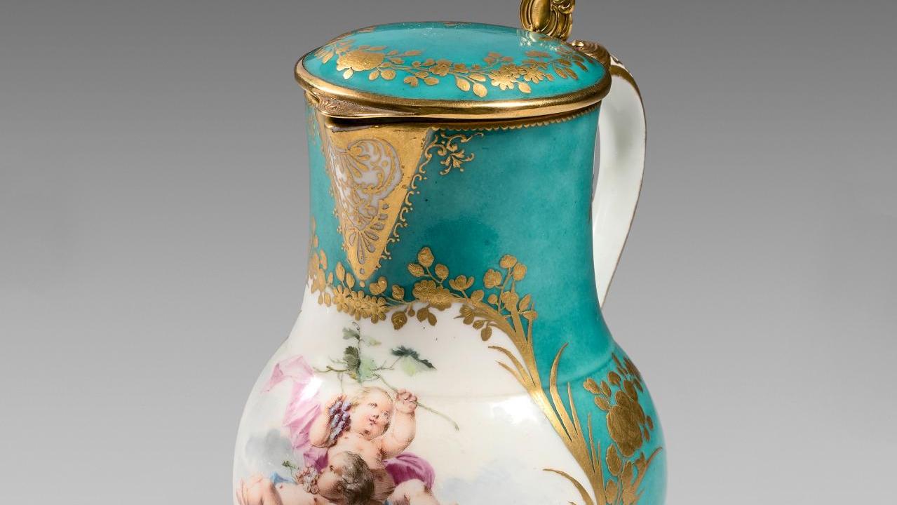 Manufacture de Vincennes. Pot à lait en porcelaine tendre décoré de deux angelots... Vincennes d'après Boucher