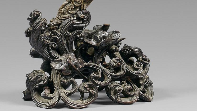Chine, XIXe siècle, coupe libatoire en corne de rhinocéros sculptée et ajourée d’écrevisses,... Combats de rhinocéros