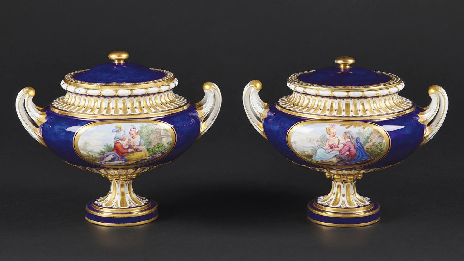 Manufacture de Sèvres. Paire de vases cassolettes allemands en porcelaine tendre... Sèvres, du château de Harewood...