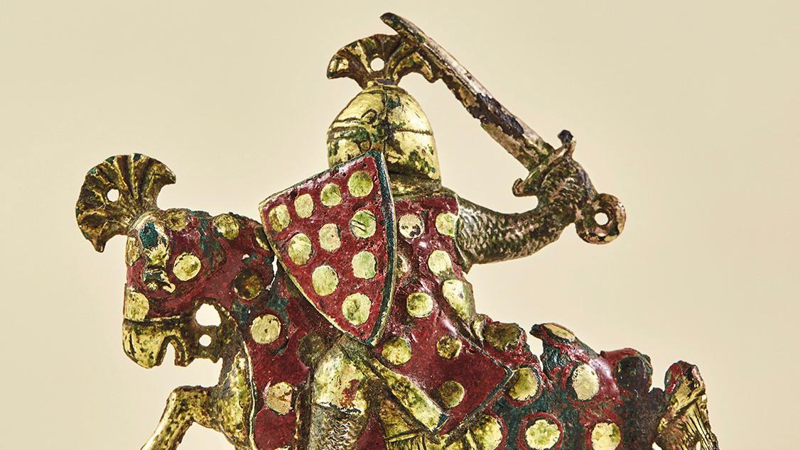 Plaque en cuivre champlevé, gravé, émaillé et doré représentant un chevalier sur... Cheval de bataille