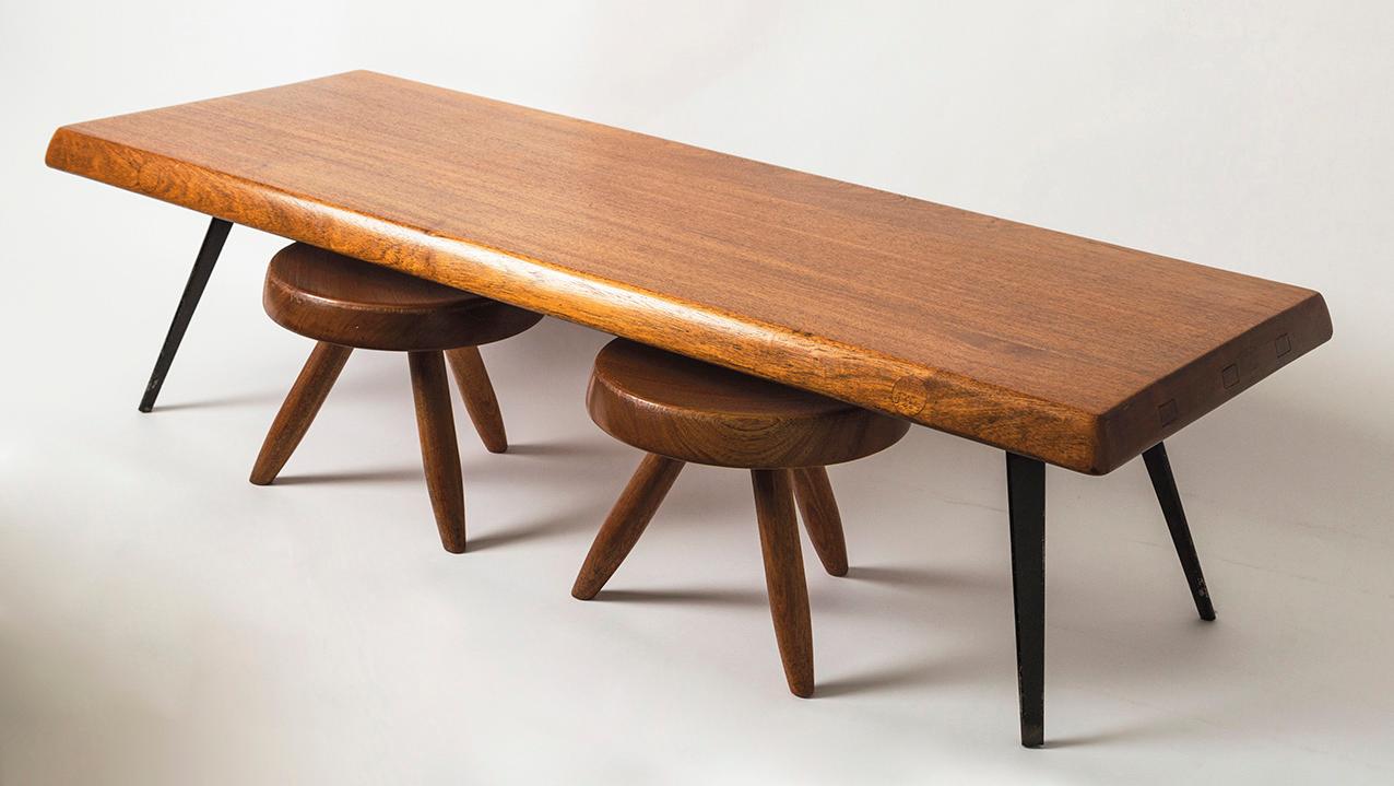 Charlotte Perriand (1903-1999), table basse rectangulaire à plateau en bois massif,... Charlotte Perriand ou le goût du renouveau