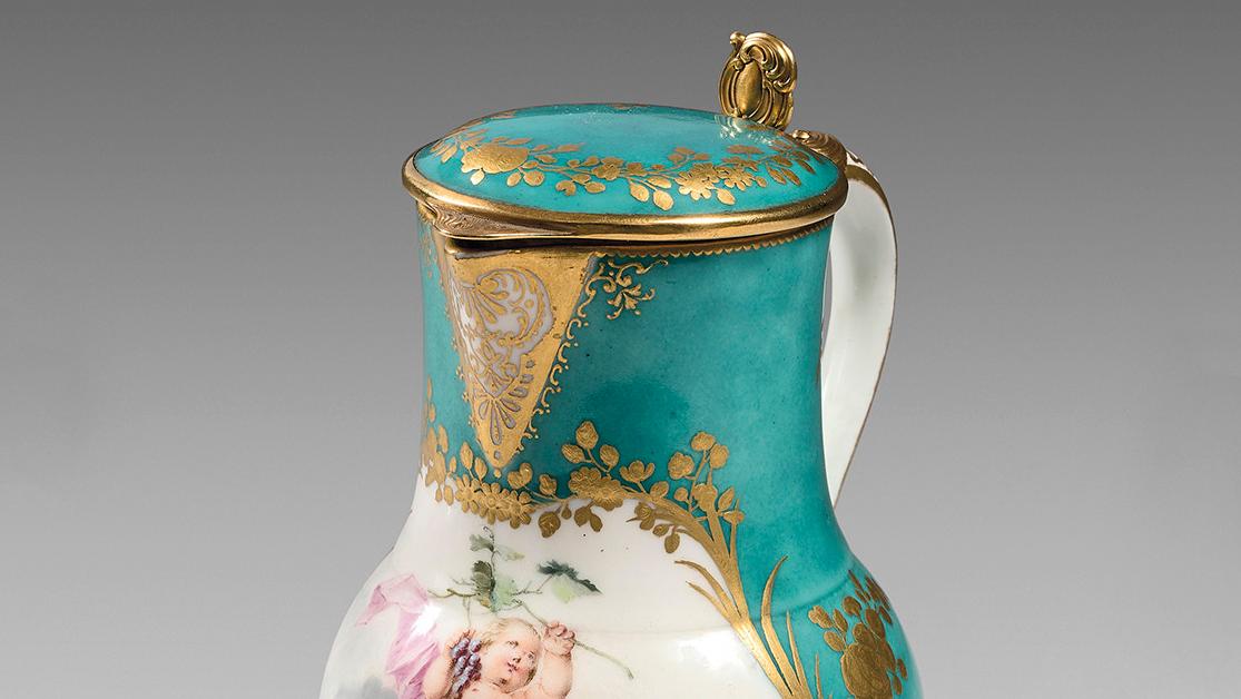 Manufacture de Vincennes, pot à lait en porcelaine tendre décoré de deux angelots... Porcelaine de Vincennes 1754 par Boucher