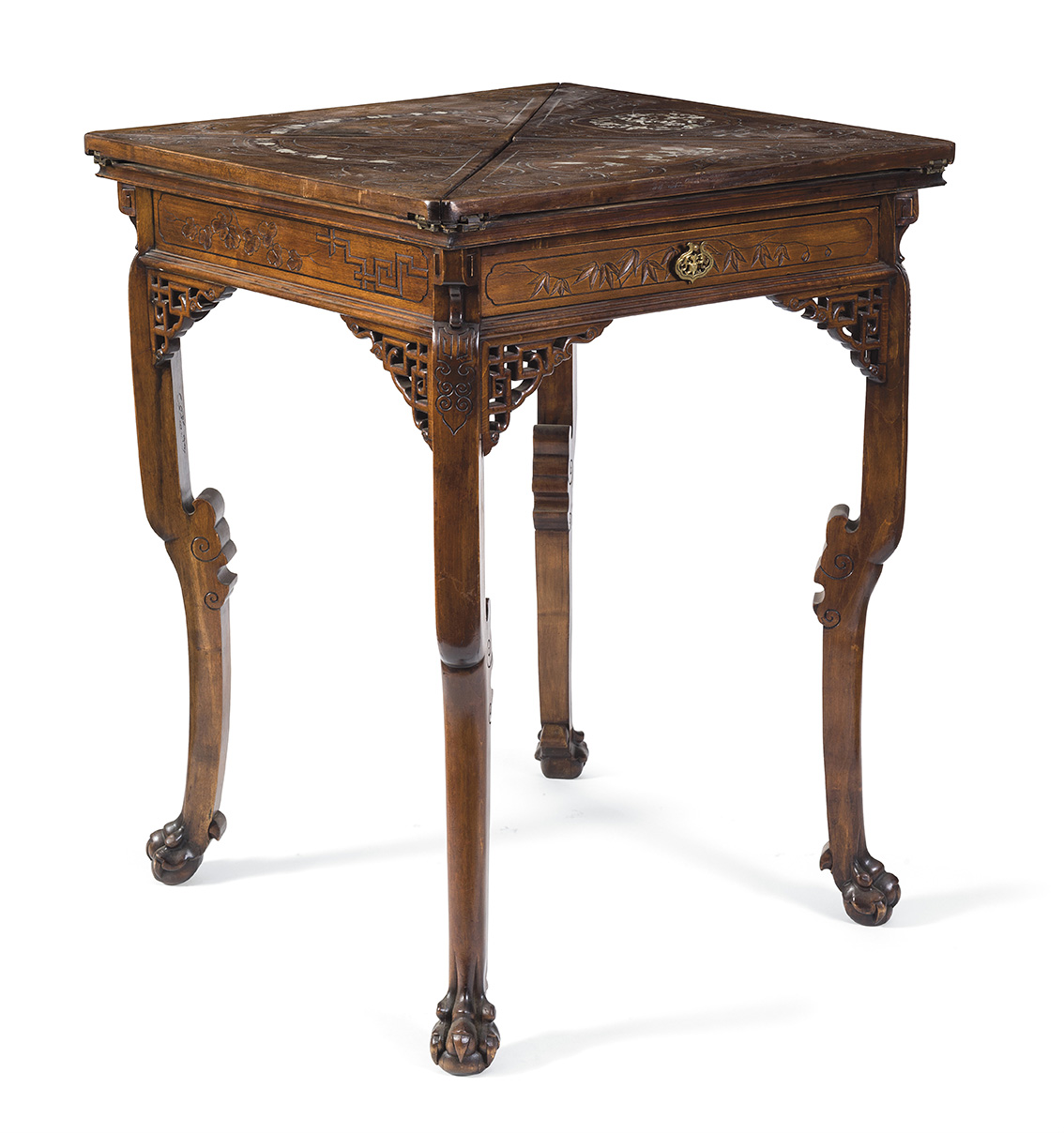Gabriel Viardot (1830-1906), Table à jeux en bois sculpté, mouluré, patiné, ajouré et burgauté à la nacre du Tonkin, décor de scènes de pa