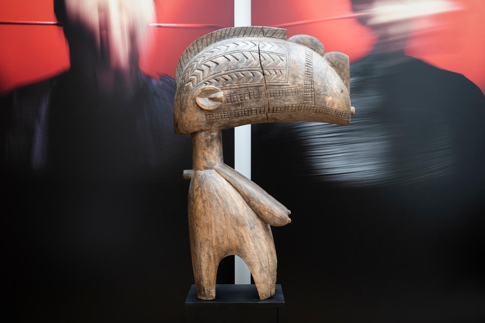 Masque heaume baga nimba, première moitié du XXe siècle, bois dur, h. 120 cm. Photo Fred Laures 